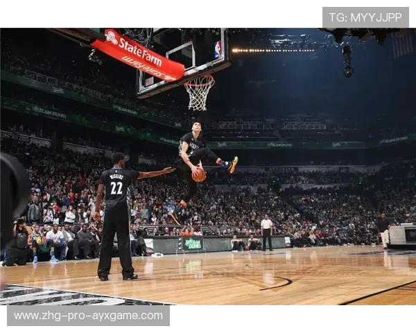 拉文扣篮强度爆表，助跑一步惊人弹跳